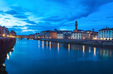 Ponte vecchio landmark alacakaranlık, eski köprü, Floransa'da arno Nehri üzerinde.