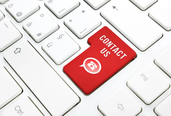 Contacte-nos conceito de negócio, botão vermelho entrar ou tecla no teclado branco — Fotografia de Stock