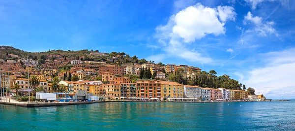 Porto Santo Stefano-tengerparti panorámát. Argentario, Toszkána, Ita — Stock Fotó