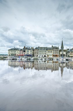 Honfleur manzarası ve yansıması ile liman. Normandy, Fransa