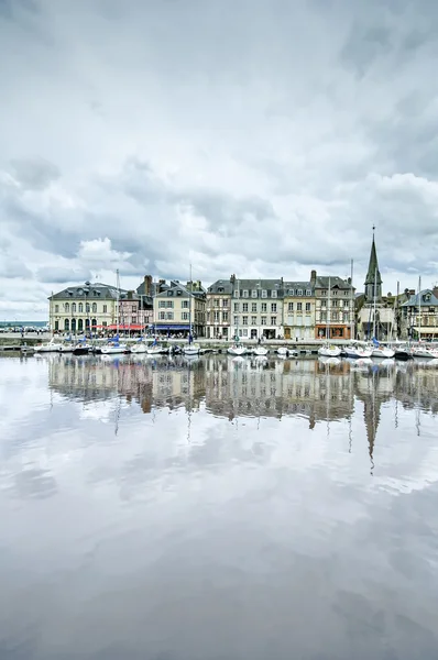 Panoramę miasta Honfleur i port z odbicia. Normandia, Francja — Zdjęcie stockowe