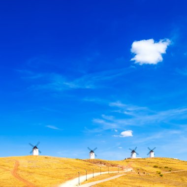 yel değirmenleri, kırsal yeşil alanlar, mavi gökyüzü ve küçük bulut. Consuegra, İspanya