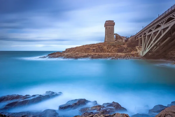CALAFURIA Πύργος ορόσημο για βράχο, aurelia γέφυρα και τη θάλασσα. Τοσκάνη, Ιταλία. μεγάλη έκθεση φωτογραφίας. — Φωτογραφία Αρχείου