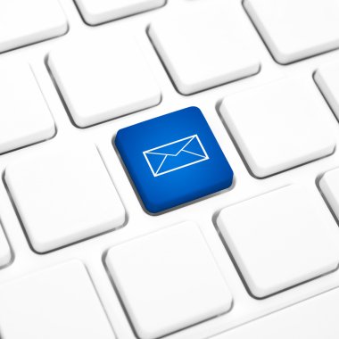 Web posta iş kavramı mavi düğme veya beyaz klavyeden