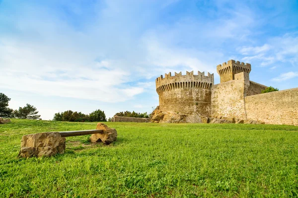 Populonia középkori falu landmark, pad, városfal és a torony. Toszkána, Olaszország. — Stock Fotó