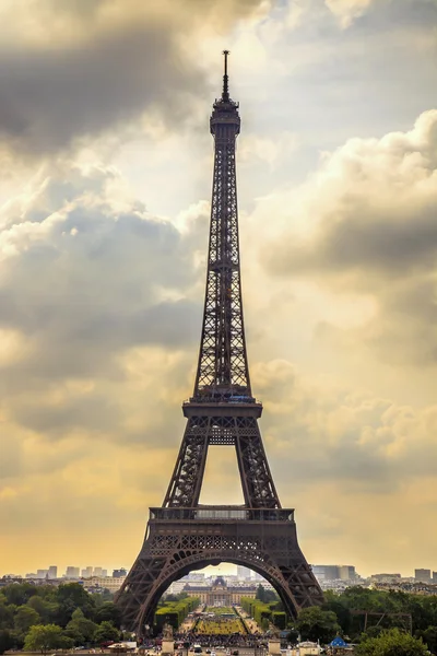 Torre Eiffel punto di riferimento, vista dal Trocadero. Parigi, Francia . — Foto Stock
