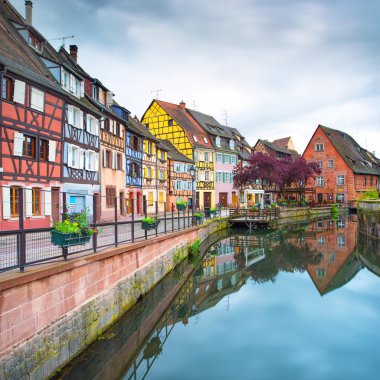 Colmar, petit Venedik, su kanalı ve geleneksel evleri. Alsace, Fransa.