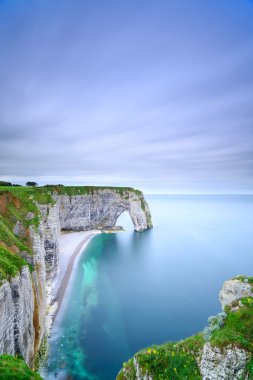 Etretat, manneporte doğal taş kemer ve kumsalı. Normandy, f
