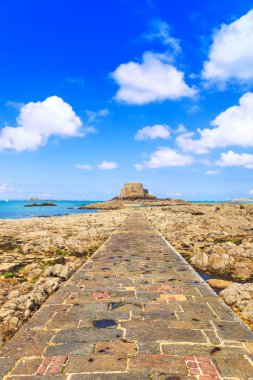 Saint malo, petit fort ve taş yolu düşük gelgit sırasında. Brittany, Fransa.