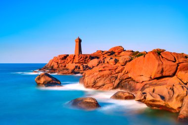 Ploumanach deniz feneri günbatımı pembe granit kıyılarında, brittany, fr