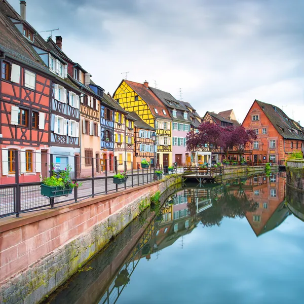 Colmar, Petit Venice, canal de água e casas tradicionais. Alsácia, França . — Fotografia de Stock