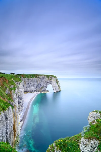 Etretat, arco de roca natural Manneporte y su playa. Normandía, F —  Fotos de Stock