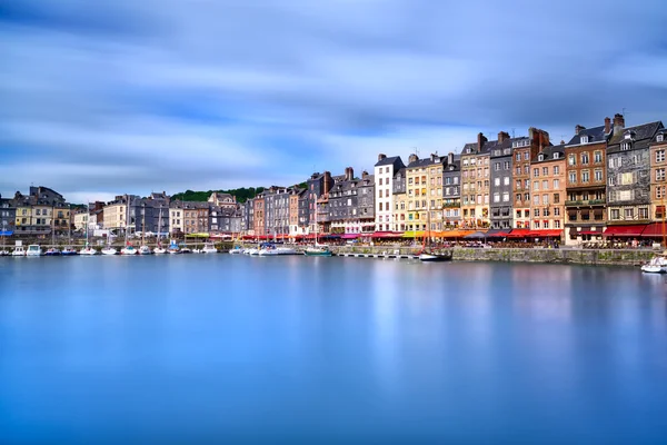 Honfleur Panorama přístavu a vody odraz. Normandie, Francie — Stock fotografie