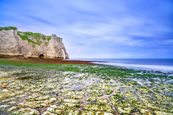 Mezník aval skály Etretat a jeho pláže v odlivu. Normandie, — Stock fotografie