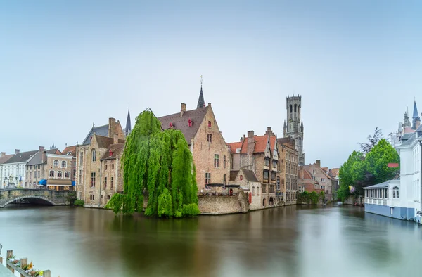 Brujas o Brujas, vista al canal de agua Rozenhoedkaai. Larga exposición. Países Bajos . — Foto de Stock