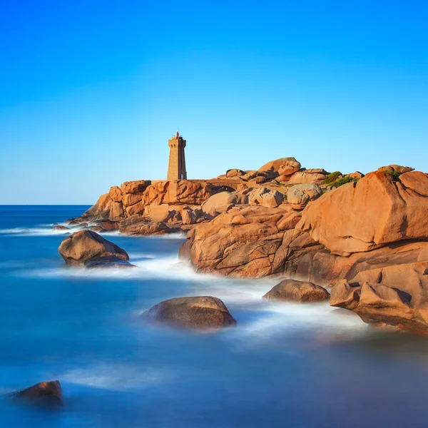 Ploumanach világítótorony naplemente a rózsaszín Gránitpartján, Bretagne, Franciaország. — Stock Fotó