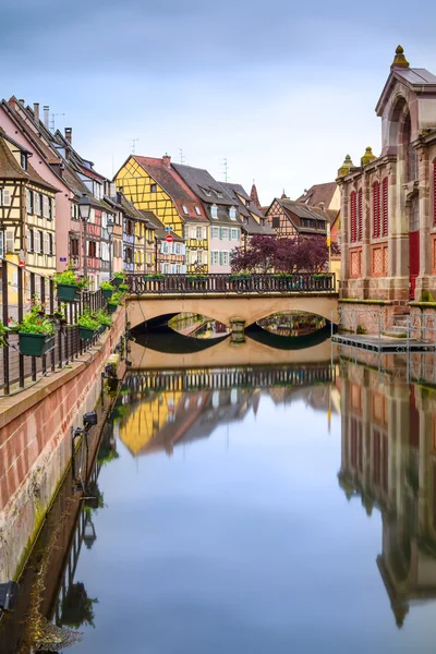 Colmar, petit venice, vattenkanalen och traditionella hus. Alsace, Frankrike. — Stockfoto