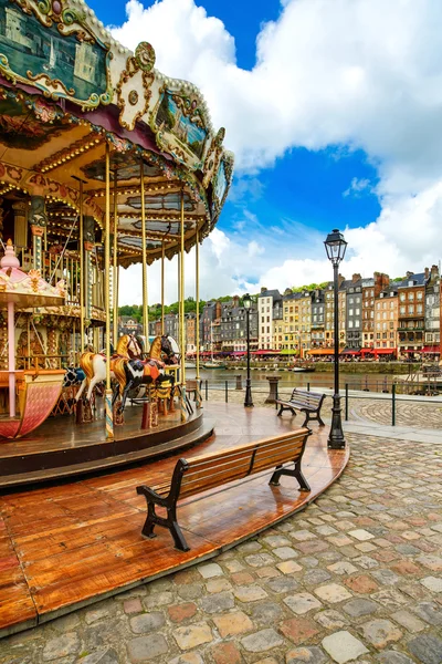 Karussell in Honfleur Dorf Wahrzeichen. Calvados, Normandie, Frankreich — Stockfoto