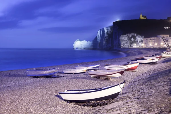 Pueblo de Etretat, playa de la bahía y barcos en la noche brumosa. Normandía, Francia . —  Fotos de Stock
