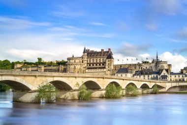Amboise, Köyü, köprü ve ortaçağ kalesi. Loire valley, Fransa