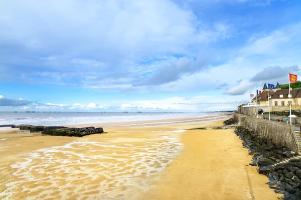 Arromanches les Bains, Normandia, França. praia à beira-mar e restos do porto artificial — Fotografia de Stock