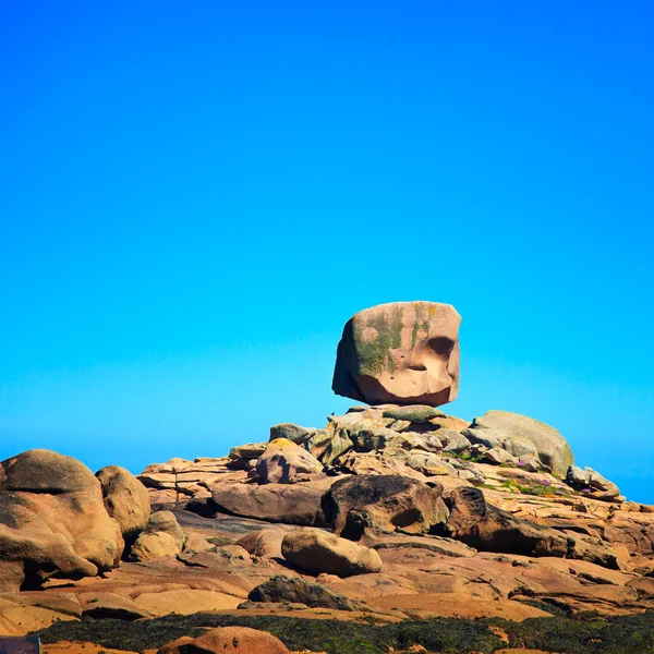 Tregastel, the dice rock in pink granite coast, Brittany, France. — Stock Photo, Image
