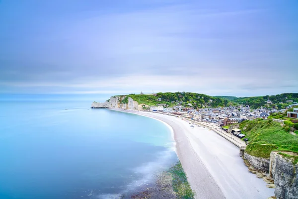 Byn Etretat. Flygfoto från klippan. Normandie, Frankrike. — Stockfoto