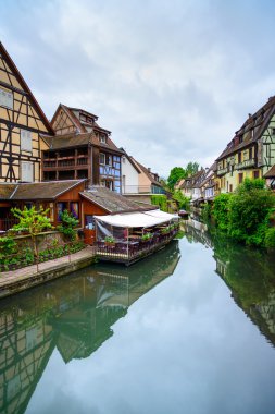 Colmar, petit Venedik, su kanalı ve geleneksel evleri. Alsace, Fransa.