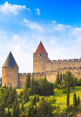 Carcassonne cite, ortaçağ müstahkem şehir günbatımı üzerinde. UNESCO tarafından