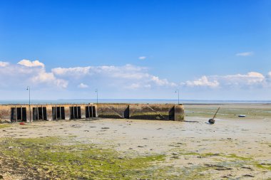 düşük tide cancale balıkçı limanı. İskele ve tekne. Brittany, Fransa.