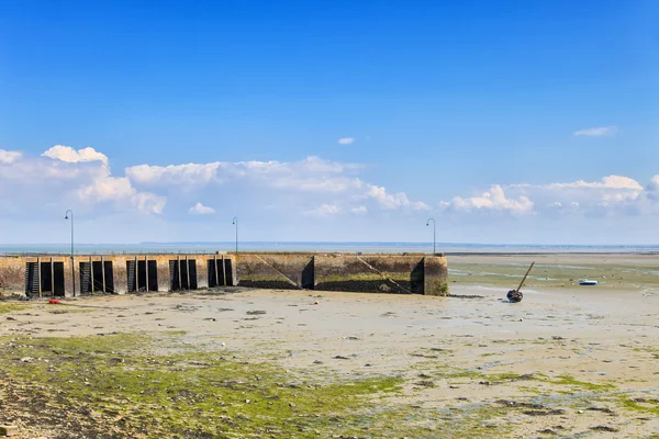 Low tide Cancale fishing port. Pier and boat. Brittany, France. — Stock Photo, Image