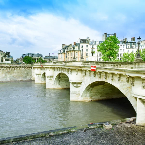 Pont neuf-bron och seine-floden i paris, Frankrike — Stock fotografie