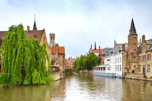 Bruges 또는 브루 제, rozenhoedkaai 물 운하 전망입니다. 벨기에. — 스톡 사진