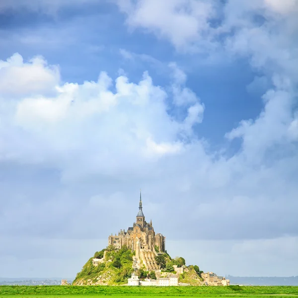 Mont saint michel klášter mezník a zelené pole. Normandie, Francie — Stock fotografie