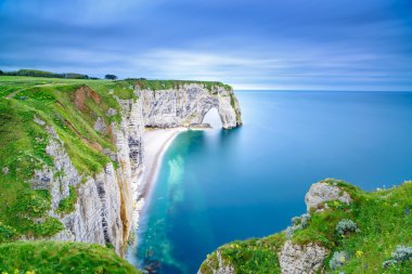 Etretat, manneporte doğal taş kemer ve kumsalı. Normandy, f