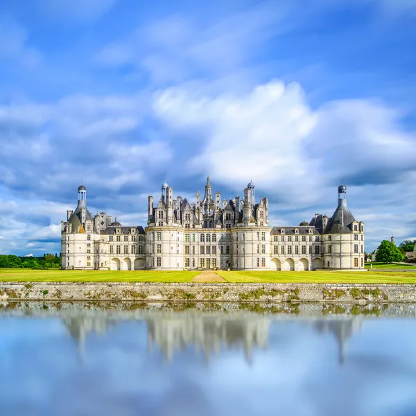 Chateau de chambord, unesco medeltida franska slott och reflektion. Loire, Frankrike — Stockfoto