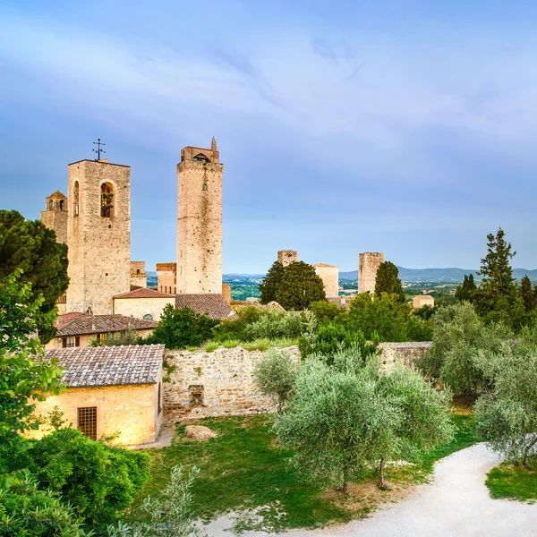 San Gimignano punto di riferimento medievale al tramonto, torri e parco. Toscana, Italia — Foto Stock