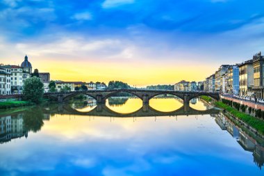 carraia arno Nehri, günbatımı manzara Ortaçağ köprüde. Florenc