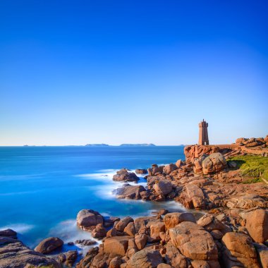 Ploumanach deniz feneri günbatımı pembe granit kıyılarında, brittany, Fransa.