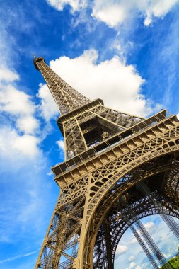 Eyfel Kulesi veya tur dönüm noktası. geniş açılı görünüş. Paris, Fransa