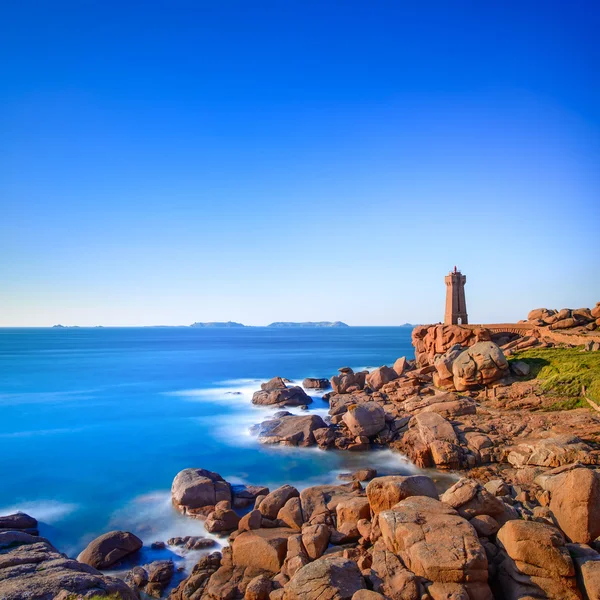 Plomanach Leuchtturm Sonnenuntergang in rosa Granitküste, Bretagne, Frankreich. — Stockfoto