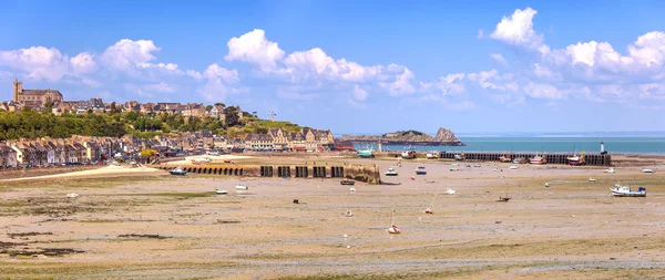 Low tide Cancale village and fishing port. Brittany, France. — Stock Photo, Image