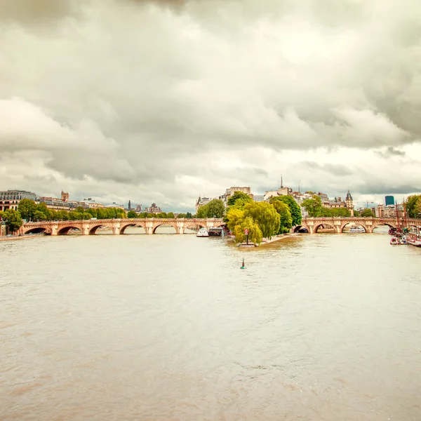 Мост Пон-Нёф и река Сена в Париже, Франция — стоковое фото