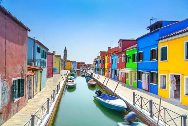 Venedig landmark, burano island canal, färgglada hus och båtar, Italien — Stockfoto