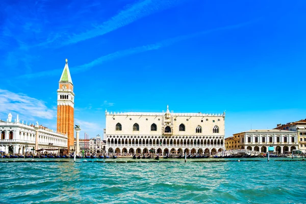 Oriëntatiepunt van Venetië, piazza san marco met campanile en doge paleis. Italië — Stockfoto