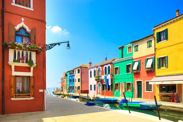 Venedik landmark, burano Adası canal, renkli evler ve tekneler, İtalya