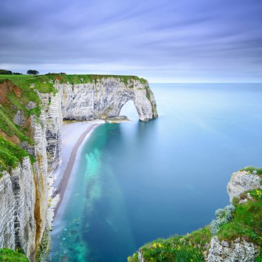 Etretat, manneporte doğal taş kemer ve kumsalı. Normandy, f