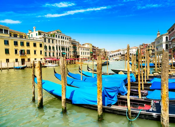 Venice grand canal, gondolas or gondole and Rialto bridge. Italy — Stock Photo, Image