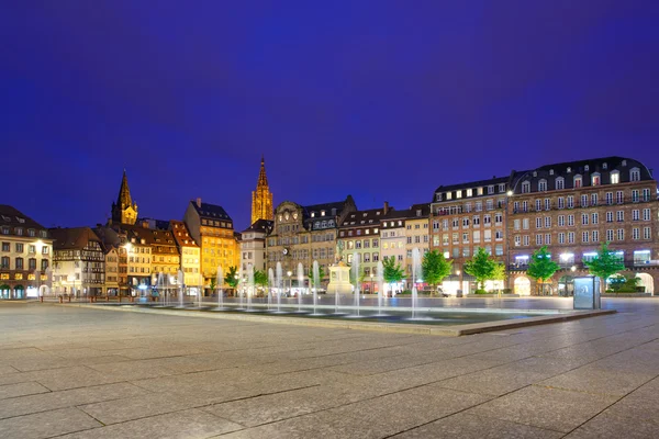 Puesta de sol en Estrasburgo Plaza Kleber. Catedral en el fondo. Alsacia, Francia — Foto de Stock