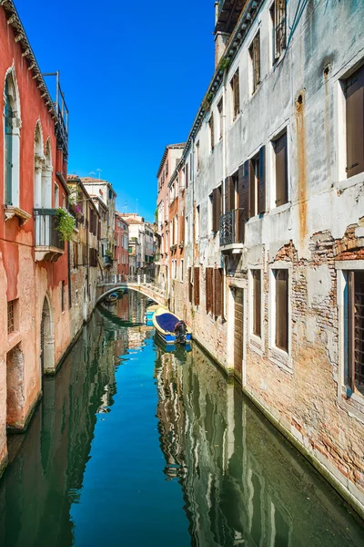 Venezia paesaggio urbano, canale d'acqua ed edifici tradizionali. Italia — Foto Stock
